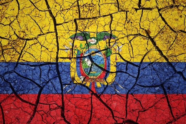 Droog bodempatroon op de vlag van Ecuador. Land met droogteconcept. Waterprobleem. Droog gebarsten