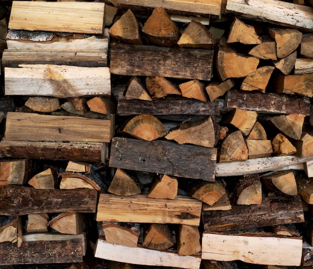 Droog brandhout netjes gestapeld in de houtstapel