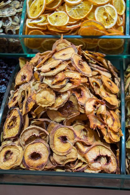 Droog fruit wordt op de markt verkocht