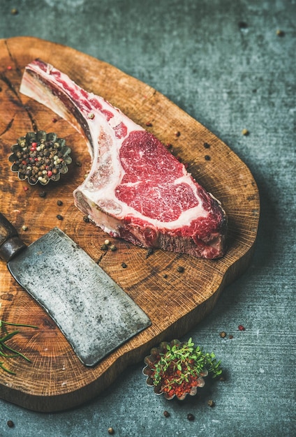 Droog gerijpt rauw rundvlees rib eye steak op een houten bord