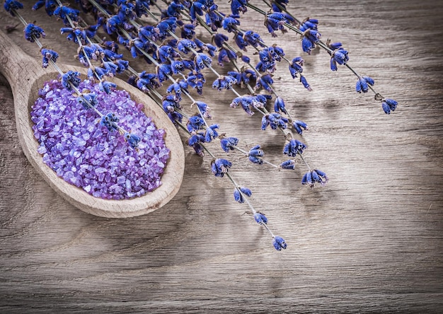 Droog geurende lavendel zeezout houten lepel op houten plank spa behandeling concept