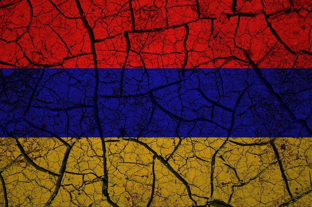 Droog grondpatroon op de vlag van Armenië. Land met droogteconcept. Waterprobleem.