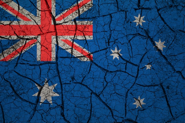 Droog grondpatroon op de vlag van Australië. Land met droogteconcept. Waterprobleem. Droog gebarsten