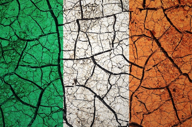 Droog grondpatroon op de vlag van Ierland. Land met droogteconcept. Waterprobleem.