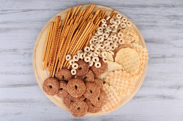 Droog ontbijt en koekjes in een grote ronde kom op grijze houten