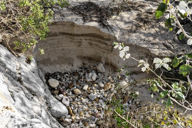 Droog stroombed met waterversleten zand en rotsen