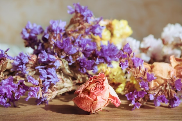 Foto droogbloemen liggen op tafel het is ochtend het is ochtendzonlicht