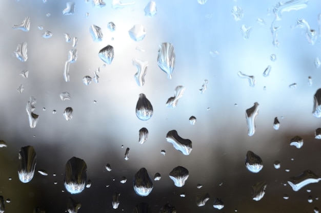 Droogende druppels op het raam achtergelaten door de regen. Close-up.