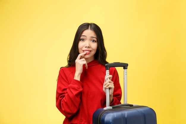 Droom over reizen en vakantie. Studio portret van opgewonden vrij jonge vrouw