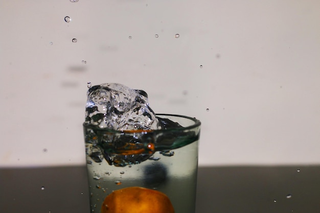 Бросьте стакан питьевой воды с пузырьками воздуха.