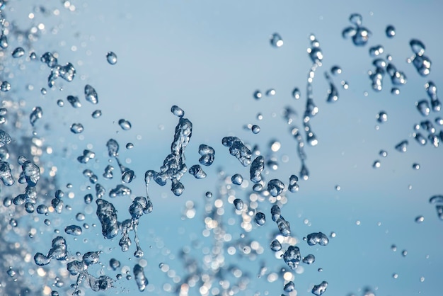 Photo drops blue water of the fountain in the sky