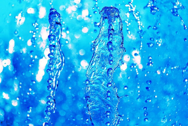 Foto gocce d'acqua blu della fontana nel cielo