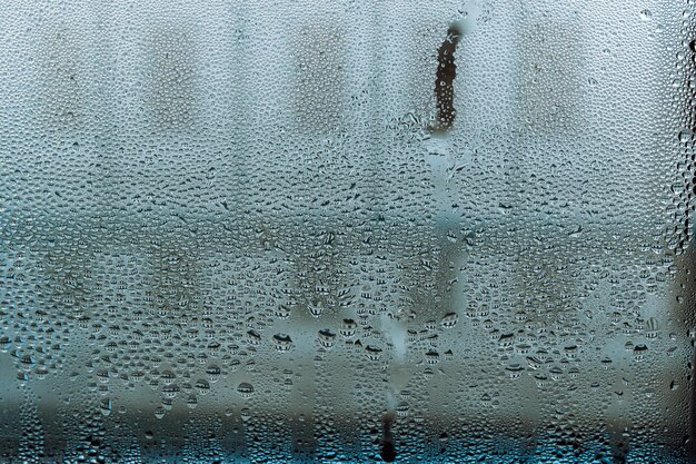 창문에서 보는 유리집에 떨어지는 물방울