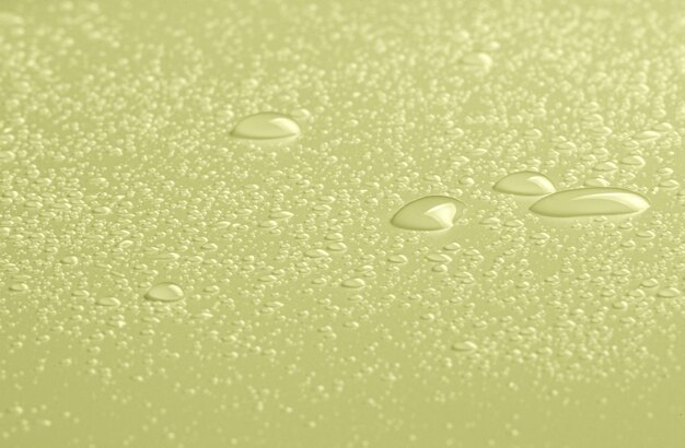 黄色の背景にミセル水または化粧用強壮剤の滴クローズ アップ マクロ写真