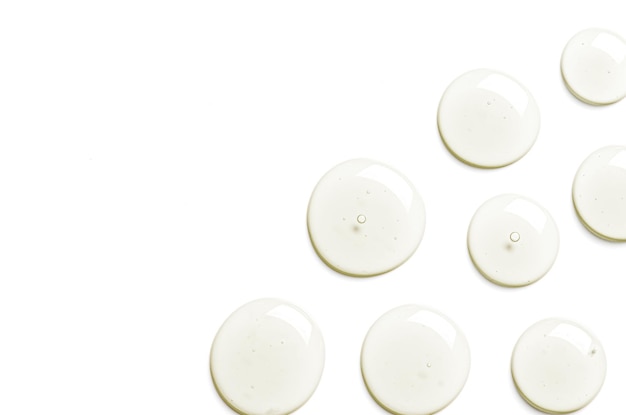 Капли увлажняющего геля или сыворотки на белом фоне Косметический продукт для ухода за кожей Копируйте пространство