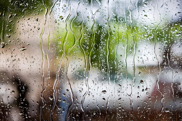 窓ガラスに雨の滴