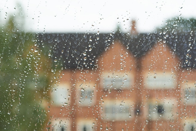 雨天の窓に雨の滴