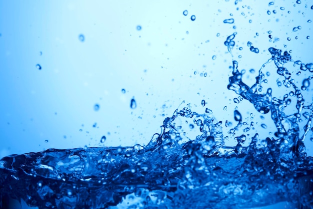 深い青色の水に落ちる水滴