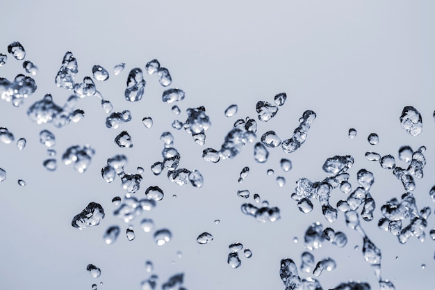 噴水の水を落とします。液滴のぼやけた焦点