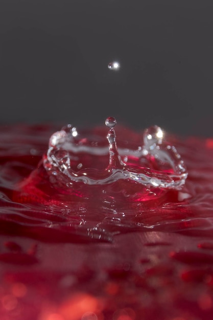 Photo drops of water that when falling create beautiful crowns and shapes