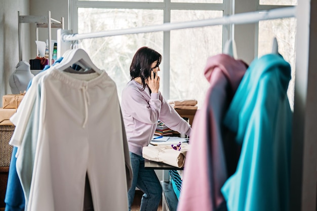 Dropshipping kleine bedrijven e-commerce bedrijven Vrouwelijke online winkel kledingwinkel eigenaar ondernemer pakketdoos inpakken en bestellingen controleren