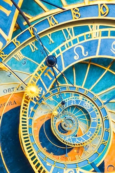 Sfondo effetto droste basato sull'orologio astronomico di praga. disegno astratto per concetti legati all'astrologia, alla fantasia, al tempo e alla magia.