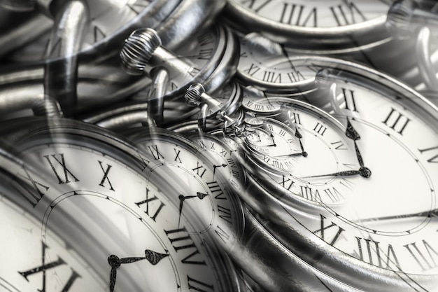 시간과 관련된 개념에 대한 무한 시계 나선형 추상 디자인이 있는 Droste 효과 배경