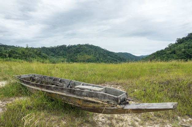 Siccità, acqua secca fino a quando la barca non è a terra.