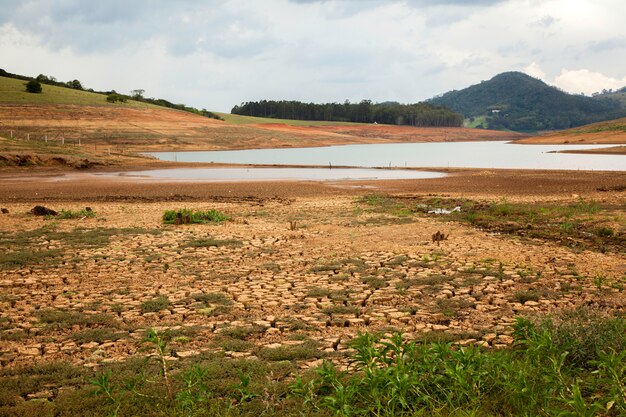 Terreno di siccità nella diga brasiliana di cantareira