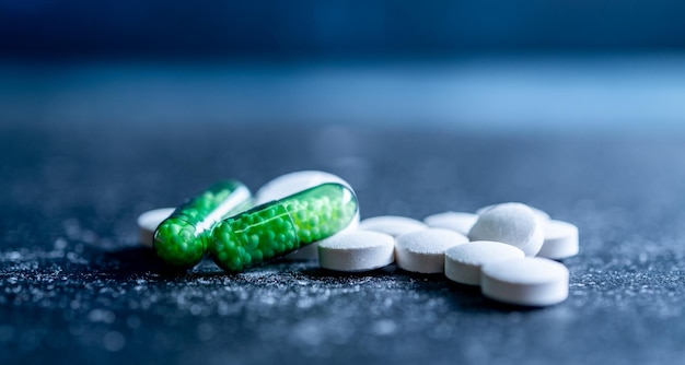 치료 약물에 대한 약물 처방 테이블에 정제 및 알약 포장 의학