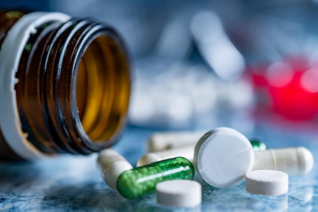 치료 약물에 대한 약물 처방 테이블에 정제 및 알약 포장 의학