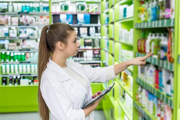 Foto farmacista alla ricerca di alcuni farmaci in farmacia