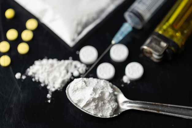 Drugs of verdovende middelen zijn alle soorten medicijnen verslaving aan cocaïne heroïne is schadelijk voor de dood drugs zijn illegaal of verboden heroïne is een poeder mensen gebruiken een spuit en injecteren in hun bloed