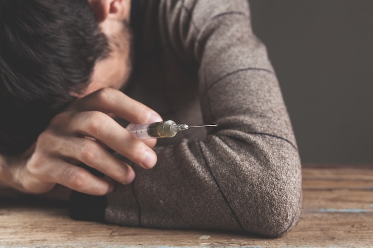 Foto drugsverslaafde met een spuit