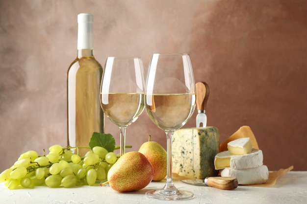 Druif, kaas, peren, glazen en fles met wijn