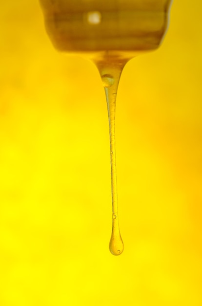 Druipende gouden honing Oranje honingspatten Honingstroom laten vallen