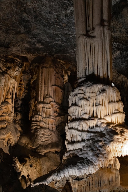 Druipsteenkolom in de beroemde karstgrot