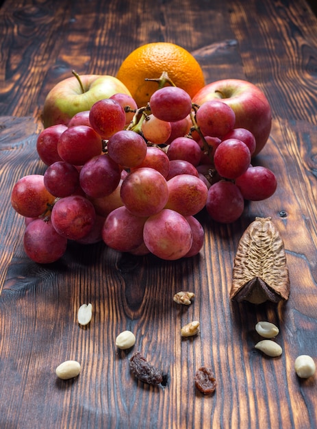 Druiven en fruit op oude houten achtergrond
