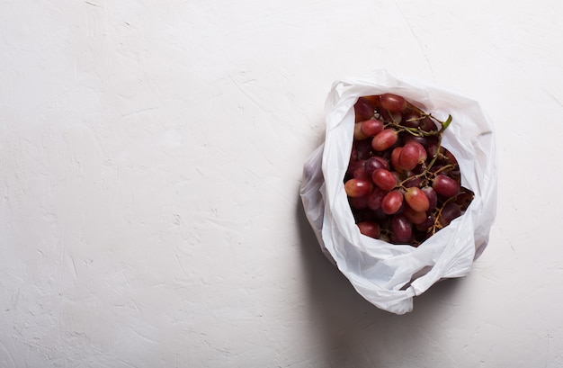 Druiven in plastic zak met kopie ruimte
