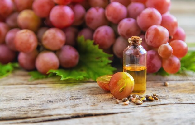 Druivenpitolie in een fles. Selectieve aandacht. Natuur.