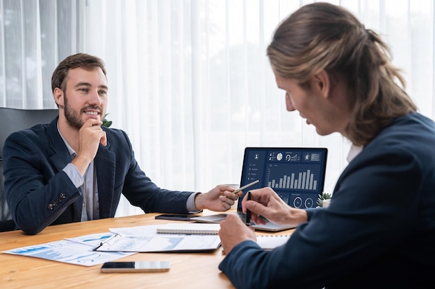 Druk analistenteam op kantoor dat financiële gegevens analyset Entiteit analyseert