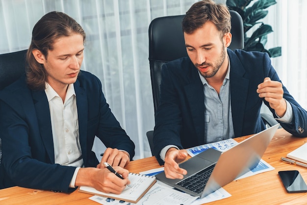 Druk analistenteam op kantoor dat financiële gegevens analyset Entiteit analyseert