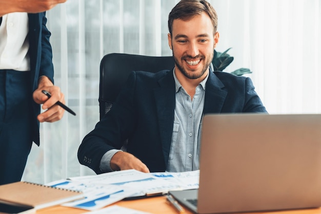 Druk analistenteam op kantoor dat financiële gegevens analyset Entiteit analyseert