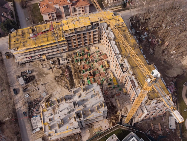 Drukke bouwplaats en bouwapparatuur Luchtfoto bovenaanzicht