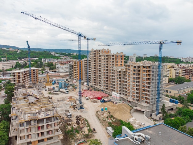 Drukke bouwplaats en bouwapparatuur Luchtfoto