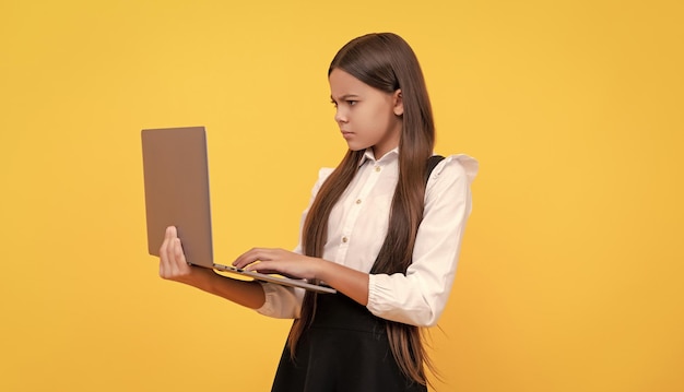 Drukke jongen op videoles tienermeisje gebruikt laptop voor bloggen webinar bij online onderwijs