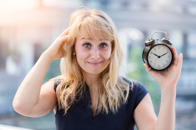 Foto drukke kaukasische zakenvrouw haar en stress emotie knoeien