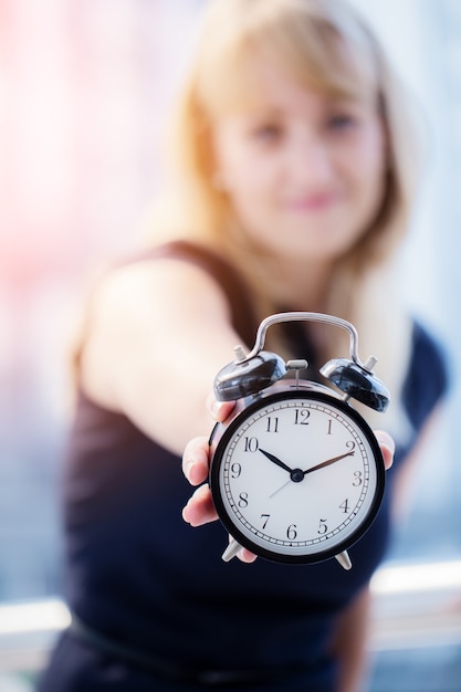 Foto drukke kaukasische zakenvrouw haar en stress emotie knoeien