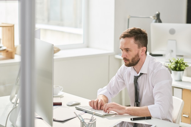 Drukke man hard werken in office