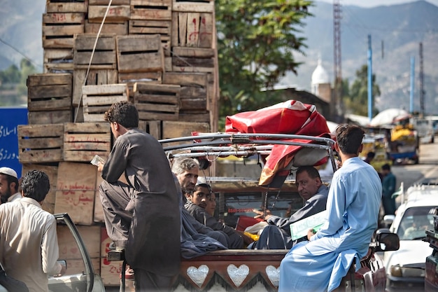 Drukke straat met auto's en mensen in het Chitral-district van de provincie Khyber Pakhtunkhwa, Pakistan